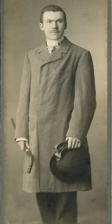 Emil als junger Mann