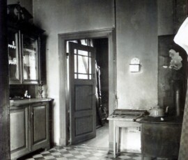 Küche mit Herd und Vitrine