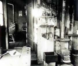 Blick von der Werkstatt in den Wohnraum