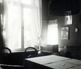Der Esstisch mit Foto von August Hinrichs an der Wand
